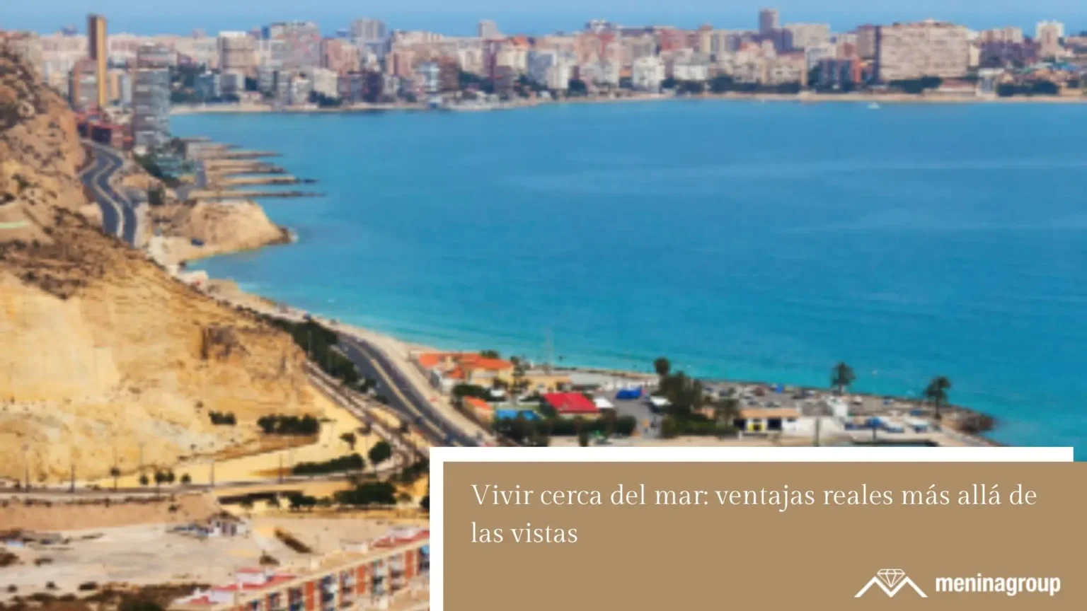 Vivienda residencial cerca del mar con luz natural y entorno mediterráneo